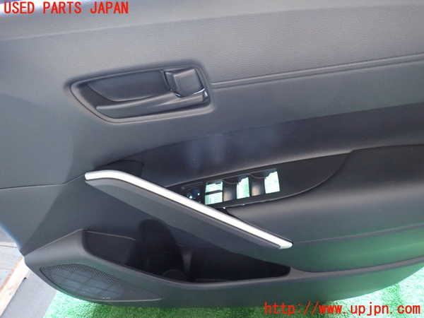 2UPJ-9234111234]カローラ クロス ハイブリッド(ZVG16)右前ドア内張り 中古_3