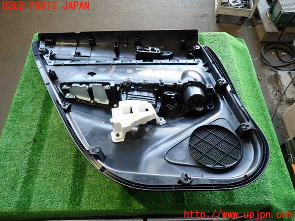 2UPJ-9234111294]カローラ クロス ハイブリッド(ZVG16)右後ドア内張り 中古_4