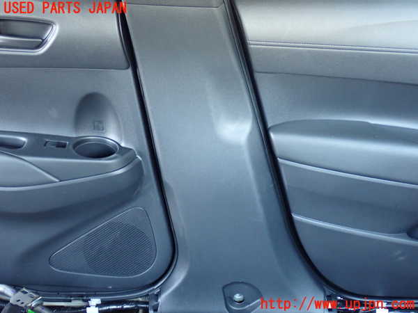 2UPJ-9234117670]カローラ クロス ハイブリッド(ZVG16)左センターピラートリム 中古_3