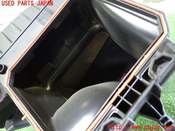 1UPJ-9234152560]ベンツ CLA180 C117(117342)エアクリーナーボックス 中古_2