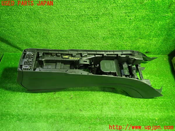 1UPJ-9234157540]ベンツ CLA180 C117(117342)センターコンソール 中古_4