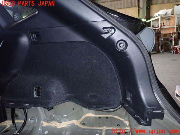 1UPJ-9234177675]ハリアー(ZSU60W)右リアピラートリム 中古_3