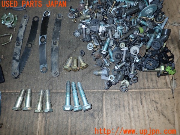 3UPJ=9234220720]VW ニュービートル ターボ(9CAWU)前期 ネジ・ナット・ステー類 セット ジャンク_5