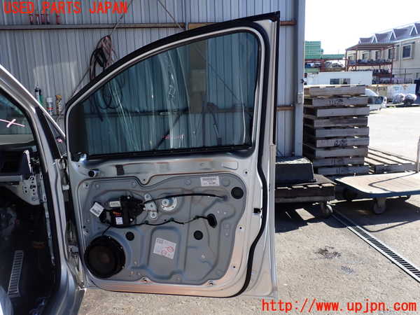 2UPJ-9234301230]VW ゴルフ トゥーラン(1TBLG)右前ドア 中古 PILKINGTON M3236 43R-001582_4