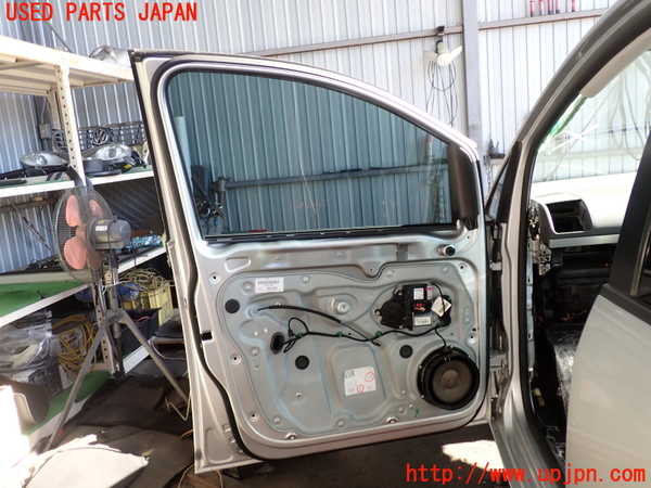 2UPJ-9234301260]VW ゴルフ トゥーラン(1TBLG)左前ドア 中古 PILKINGTON M3236 43R-001582_4