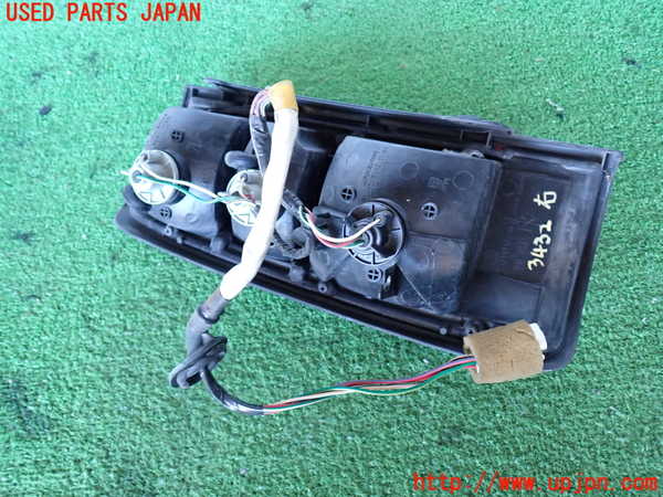 2UPJ-9234321530]ランクル80系(FZJ80G)右テールランプ 中古_3