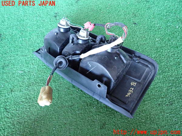 2UPJ-9234321536]ランクル80系(FZJ80G)左テールランプ 中古_4