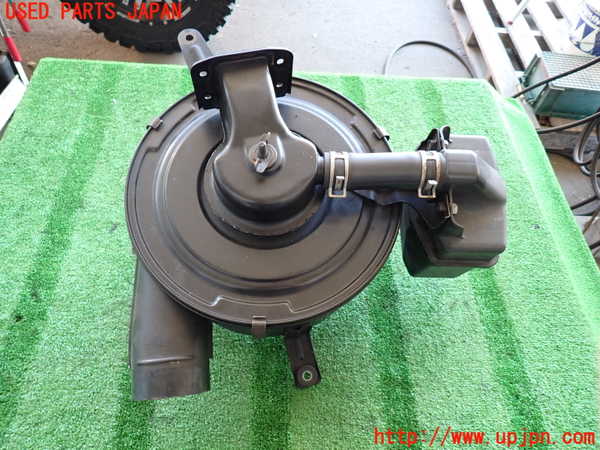 2UPJ-9234322560]ランクル80系(FZJ80G)エアクリーナーボックス 中古_2