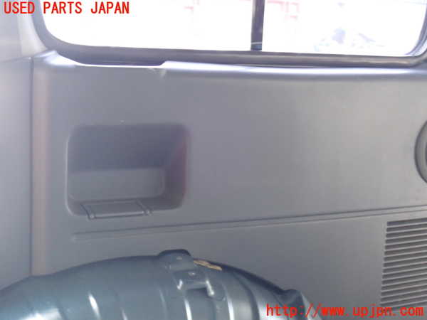 2UPJ-9234327675]ランクル80系(FZJ80G)右リアピラートリム 中古_3