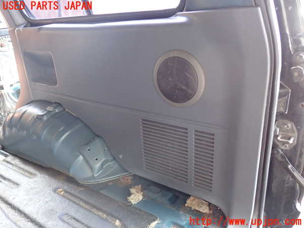 2UPJ-9234327675]ランクル80系(FZJ80G)右リアピラートリム 中古_4