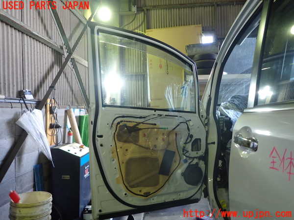 1UPJ-9234391260]エスクァイアハイブリッド(ZWR80G)左前ドア 中古_4