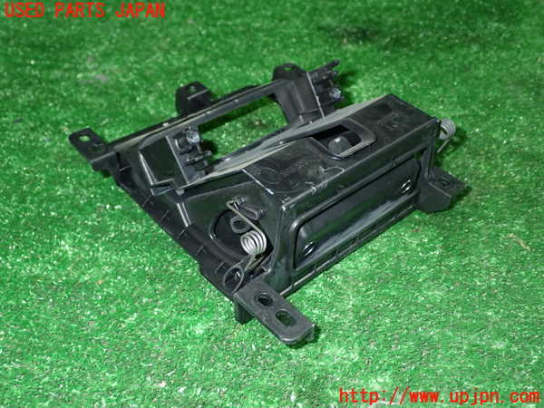 1UPJ-9234397842]エスクァイアハイブリッド(ZWR80G)小物入れ2 中古_2