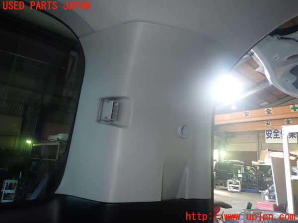 1UPJ-9234397675]エスクァイアハイブリッド(ZWR80G)右リアピラートリム 中古_3