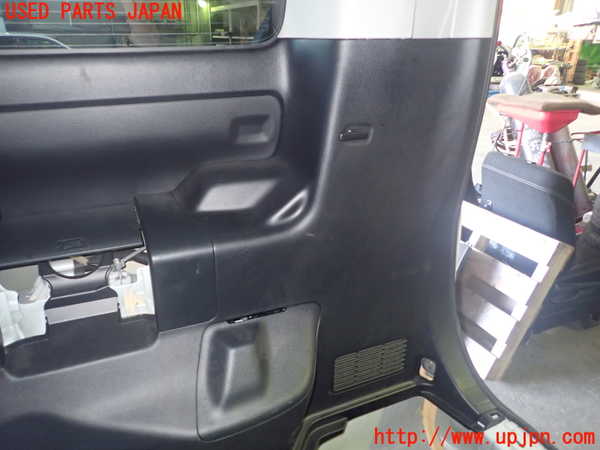 1UPJ-9234397675]エスクァイアハイブリッド(ZWR80G)右リアピラートリム 中古_4