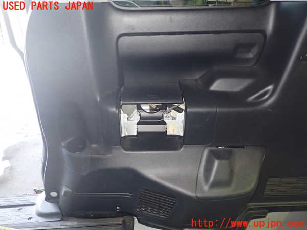 1UPJ-9234397675]エスクァイアハイブリッド(ZWR80G)右リアピラートリム 中古_5