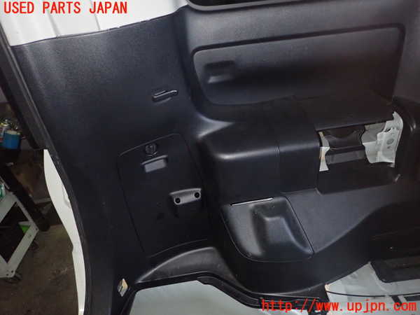 1UPJ-9234397680]エスクァイアハイブリッド(ZWR80G)左リアピラートリム 中古_4