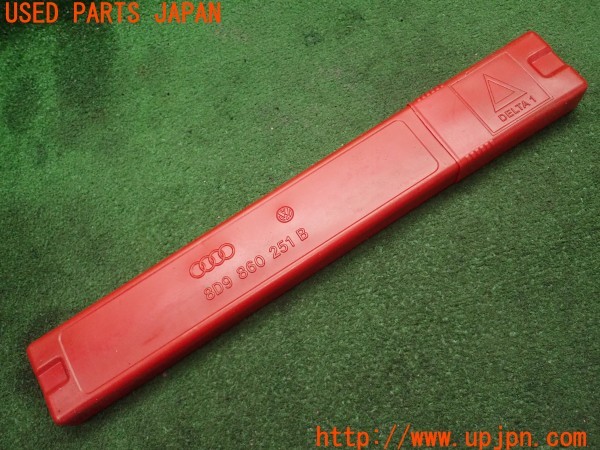 3UPJ=9234400643]アウディ TT ロードスター 1.8T(8NAUQ)純正 8D9860251B 三角表示板 停止表示板 中古_4