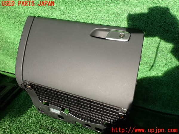 2UPJ-9234547516]アウディ・A5 スポーツバック(8TCDNL)グローブボックス1 中古_2