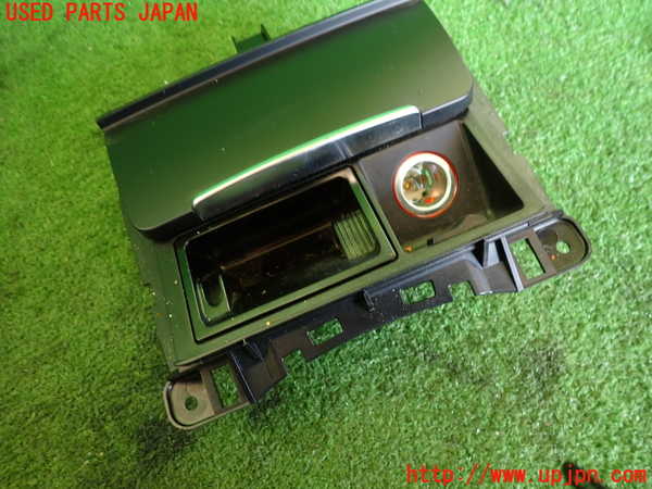 2UPJ-9234547821]アウディ・A5 スポーツバック(8TCDNL)灰皿1 中古_2