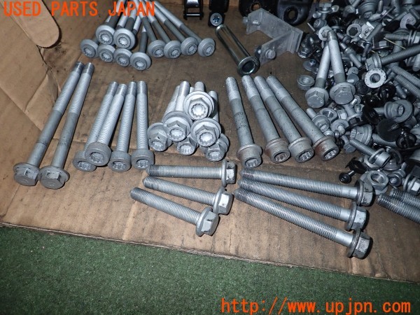 3UPJ=9234550720]ポルシェ タイカン 4S(J1NB 9J1型)ネジ・ナット・ステー類 セット ジャンク_3