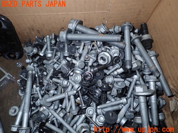 3UPJ=9234550720]ポルシェ タイカン 4S(J1NB 9J1型)ネジ・ナット・ステー類 セット ジャンク_4