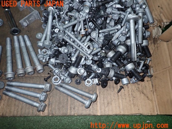 3UPJ=9234550720]ポルシェ タイカン 4S(J1NB 9J1型)ネジ・ナット・ステー類 セット ジャンク_5