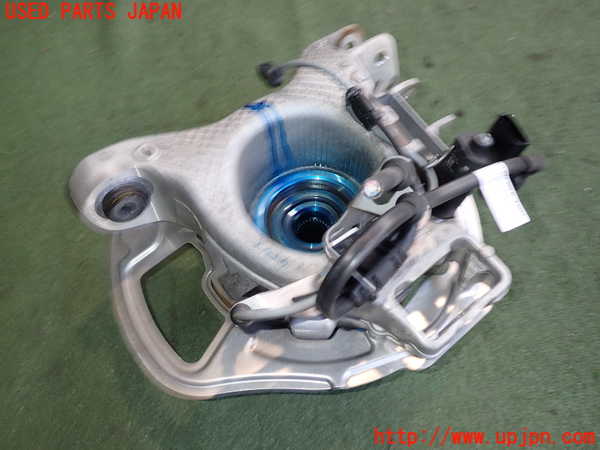 2UPJ-9234554305]ポルシェ・タイカン 4S(J1NB)左リアナックルハブ 中古_2