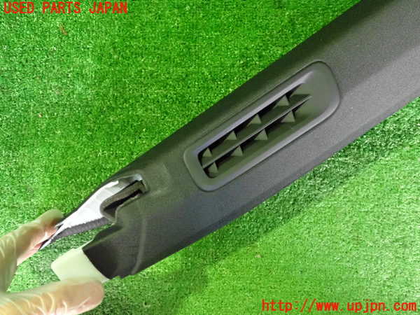 2UPJ-9234557655]ポルシェ・タイカン 4S(J1NB)右フロントピラートリム 中古_2