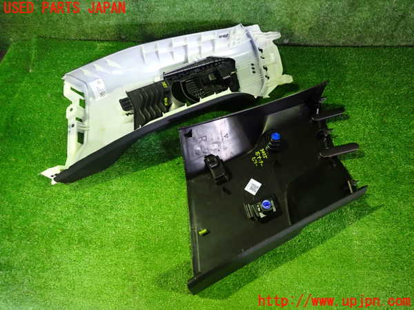 2UPJ-9234557665]ポルシェ・タイカン 4S(J1NB)右センターピラートリム 中古_3