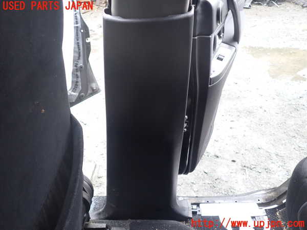1UPJ-9234617665]パジェロ(V93W)右センターピラートリム 中古_3