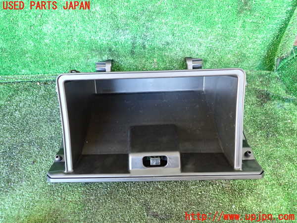1UPJ-9234627516]ジムニー シエラ(JB74W)グローブボックス1 中古_3