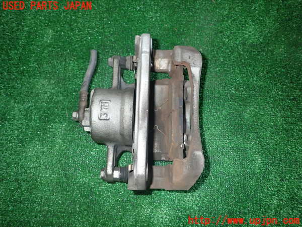 1UPJ-9234644080]カムリハイブリッド(AVV50)右フロントキャリパー 中古_2