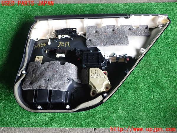 1UPJ-9234641324]カムリハイブリッド(AVV50)左後ドア内張り 中古_4