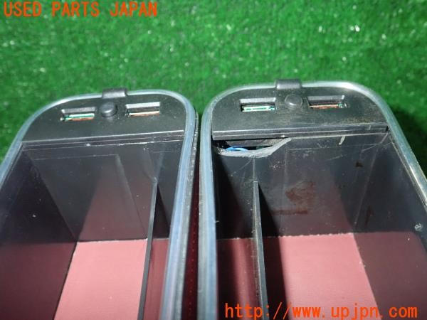 3UPJ=9234740652]BMW X3(PC25 E83系)後期 社外 小物入れ 収納ボックス 隙間収納 USBポート付き 中古_5