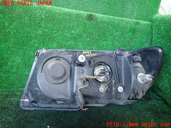 1UPJ-9234851130]ランクル100系(HDJ101K)右ヘッドライト ハロゲン ジャンク_3