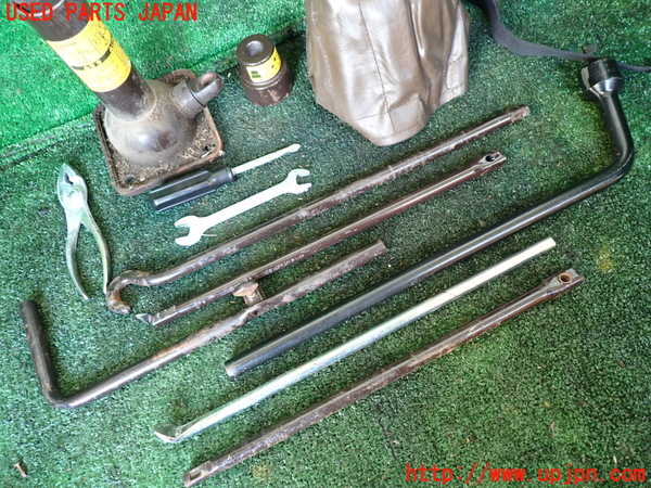 1UPJ-9234857805]ランクル100系(HDJ101K)車載工具 中古_3