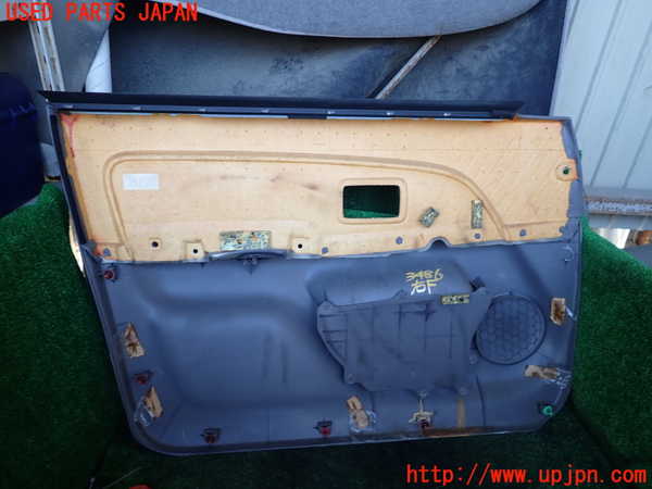 1UPJ-9234861234]ハイラックスサーフ(RZN185W)右前ドア内張り 中古_4