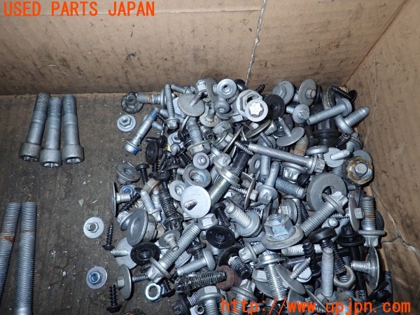 3UPJ=9234900720]ベンツ C180 ステーションワゴン(205240C S205)ネジ・ナット・ステー類 セット ジャンク_3