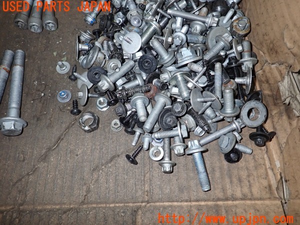 3UPJ=9234900720]ベンツ C180 ステーションワゴン(205240C S205)ネジ・ナット・ステー類 セット ジャンク_4