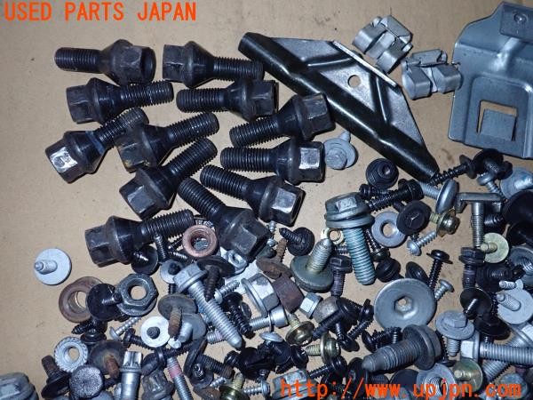 3UPJ=9234930720]BMW Z4 ロードスター(BT30 E85)前期 ネジ・ナット・ステー類 ジャンク_2