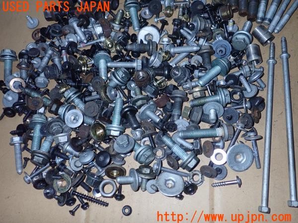 3UPJ=9234930720]BMW Z4 ロードスター(BT30 E85)前期 ネジ・ナット・ステー類 ジャンク_4