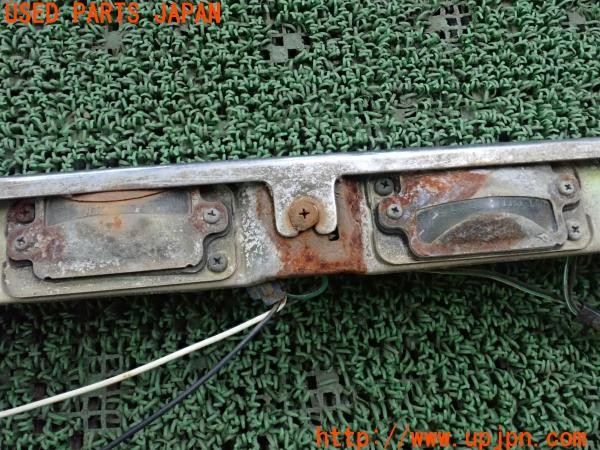 3UPJ=9234950058]セドリック ワゴン GL(WY30)純正 リアバンパー ナンバー灯付き IKI6007 メッキ 中古_4