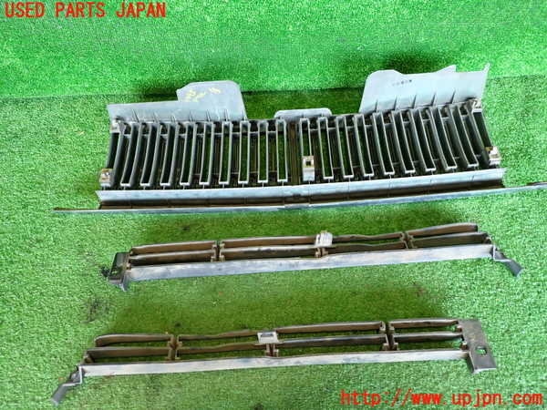 2UPJ-9234951050]セドリック ワゴン(WY30)ラジエターグリル 中古_2