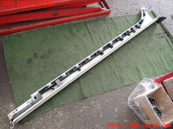 2UPJ-9235031390]ジャガー・XE(JA2NA)右サイドステップ 中古_4