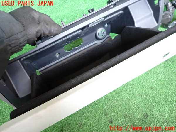 2UPJ-9235037516]ジャガー・XE(JA2NA)グローブボックス1 中古_2