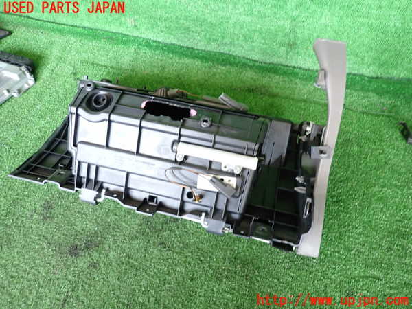 2UPJ-9235037516]ジャガー・XE(JA2NA)グローブボックス1 中古_4