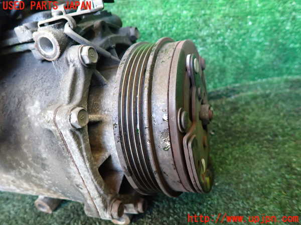 1UPJ-9235066025]デリカ スペースギア(PD6W)エアコンコンプレッサー 中古_3