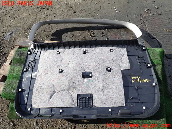 1UPJ-9235071578]ヴェルファイアハイブリッド(AYH30W)バックドア内張り 中古_3