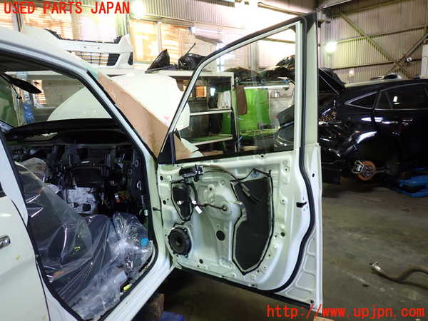 1UPJ-9235081230]セレナ(GC27)右前ドア ジャンク_5