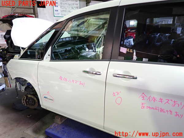 1UPJ-9235081260]セレナ(GC27)左前ドア 中古_2